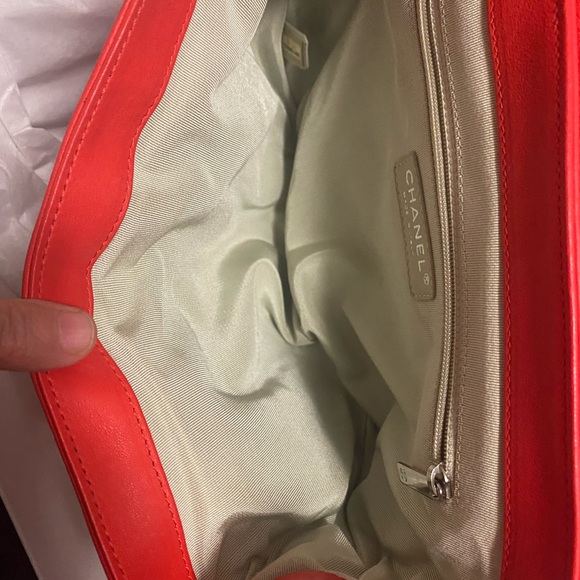 Red color chains around Medium size,interlocking CC logo silver tone hardware . - Picture 13 of 13